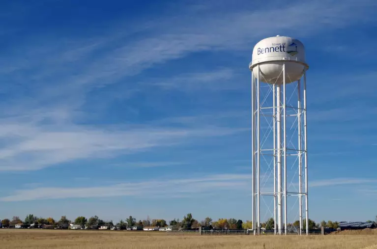Image of the elevated water storage tank in Bennett, Colorado